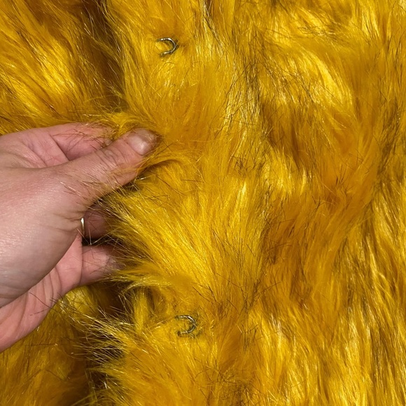 NWT Ci Sono by Cavalini Mustard Faux Fur Vest Size Medium - Picture 10 of 10